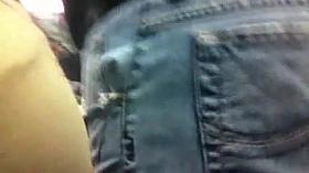 Closeup a nalgona en el metro