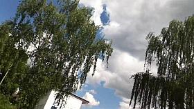 The Wind helps! Wind zeigt den schwarzen Slip einer braut.