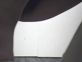 Girl in high heels is on hunkers shows cunt hair on piss cam