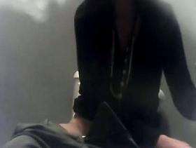 Girl from toilet spy scenes puts the paper in panty