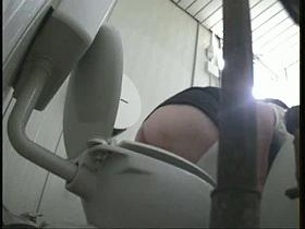 Sexy toilet voyeur video with a gray haired gmilf wearing sun glasses