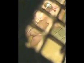 spiata in doccia dalla finestra