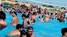 Cola de Putita Argentina en Pileta de Parque Norte