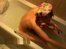 Captando a la esposa en la ducha masturbandose