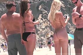 rubia perfecta con hermoso culo en la playa