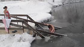 Bathing naked in 30 Celsius degrees of frost