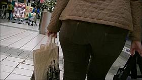 Candid big ass milf in tight jeans and boots