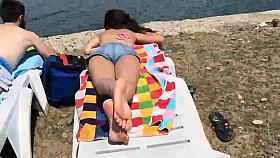 sevgilisiyle beraber guneslenirken