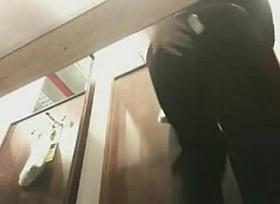 hunter records hot ass in changing room