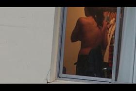 Masajeandose las tetas