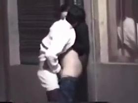 Une brunette en jeans se fait doigter dans la rue exhib