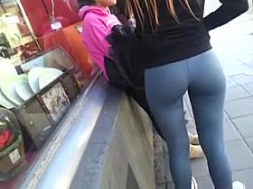 geiler Legginsarsch an der Bushaltestelle