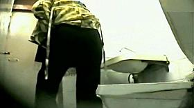 Amateur girls come to public wc to get shot on the spy cam