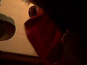 Marina uso la ducha de casa