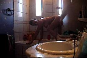 Steffi unter der Dusche