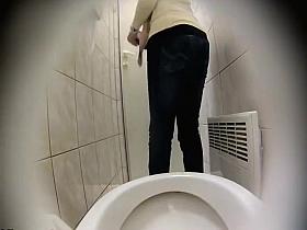 Bubble butt spied while on the crapper