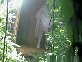 bride peeing in wedding