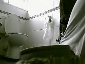 Teen taking a pee and cleaning her hairy pussy