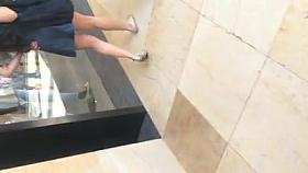 Upskirt en tienda de con cara y tanga