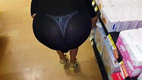 culona en vestido negro transparente