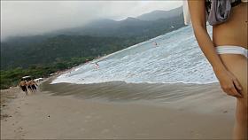 Gata linda de bikini branco