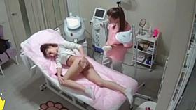 Espiando a una sexy chica en el consultorio depilacion
