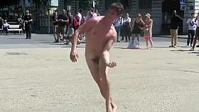 Nude man runs around a public square and gets attention
