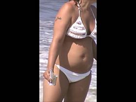 quick nipslip at beach,, sexy blonde