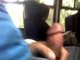 exitado con chica en el bus