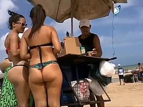 Spy an attractive girl on a hot dog stand