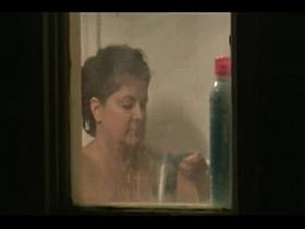 Vecina milf se limpia su cosa