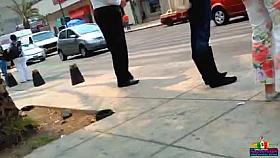 NALGONA CULOTE FLOREADO EN LA CALLE