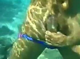 unterwasser und auf dem wasser