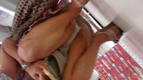 Upskirt - Milf - Coroa agachada mostrando tudo