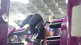 Candid ass & cleavage - gym girl bent over in tights