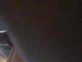 jolie vu sous la jupe au super marcher