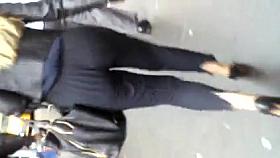 butt cheeks shake as she walks