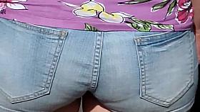 PLUMP BOOTY IN SHORTS