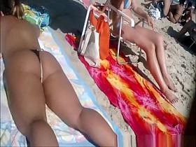 Beach voyeur films woman's asses in bikini