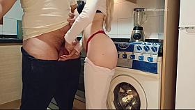 Mientras Mi Familia Esta En Casa , Atrapo A Mi Cuado En La Cocina Y Me Lo Follo