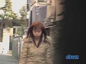 Japanese sharking pro lifts a cute girl's short skirt