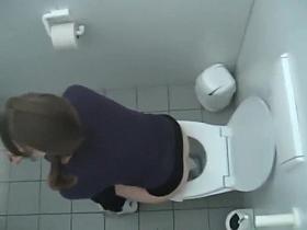 Voyeur spies a college girl in the toilet