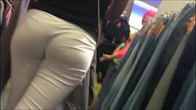 Legging blanc transport fait du shoping