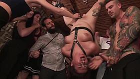 Alt dude fucks chubby babe in public