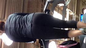 Gym Latina milf working her ass