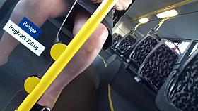 Versteckte Kamera filmt Dame im Bus zwischen den Beinen