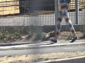 Mujer caminando por calle II