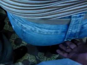 Encoxando e passando a mao na tesuda