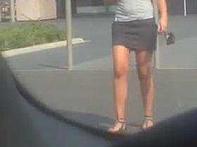 Blondi am Einkaufscenter