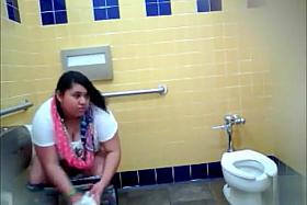 Best friends always pee together